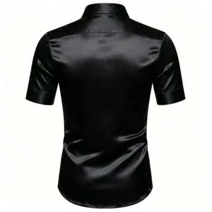 Vue arrière détaillée d'une élégante chemise noire à manches courtes et brillantes pour hommes.