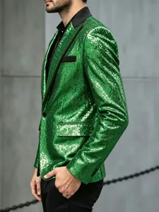 Primer plano detallado de la chaqueta blazer de lentejuelas verdes brillante para hombre con solapa.