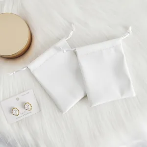 Weißer PU-Leder Schmuck Aufbewahrungsbeutel mit Kordelzug, tragbare Geschenktüte für Accessoires.
