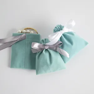Nahaufnahme von mintgrünen Samtschmuckbeuteln mit eleganten Satinbändern für Geschenkverpackung.