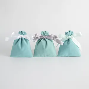Set aus mintgrünen Samt Schmuckbeuteln mit feinen Satinbändern für kleine Geschenke.