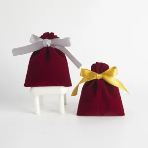 Detailansicht von roten Samt-Geschenkbeuteln mit Satinschleifen für Schmuckverpackung.