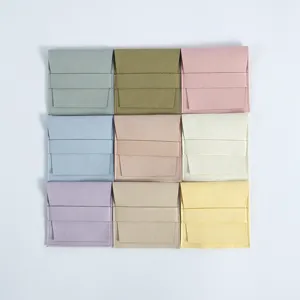 Detailansicht von mehrfarbigen Mikrofasertaschen für Schmuck mit sicherem Klappendesign.