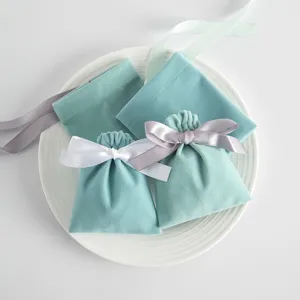 Mintgruener Samt Schmuckbeutel mit Schleife, elegante Kordeltasche zur Geschenkeaufbewahrung.
