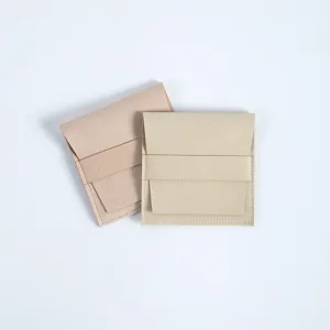 Nahaufnahme Detail der weichen Wildleder Mikrofaser Tasche für Schmuck und Karten Aufbewahrung.