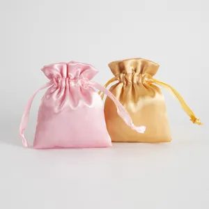 Details der Satin Kordelzugbeutel in Rosa und Gold für die perfekte Schmuckaufbewahrung.