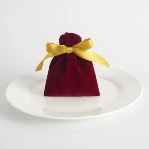 Roter Samt Schmuckbeutel Detailansicht, weicher Kordelzug Geschenksack mit goldenem Band.