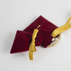 Samt Schmuckbeutel mit goldenem Band, elegante Geschenktüte für Accessoires und kleine Artikel.