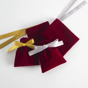 Rote Samt-Schmuckbeutel mit schönen Bändern, weiche staubdichte Geschenktüten für Zubehör.
