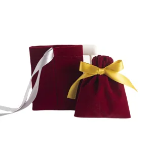 Rote Samt Schmuckbeutel mit Bändern, perfekt für Geschenkverpackungen und Hochzeitsfeiern.