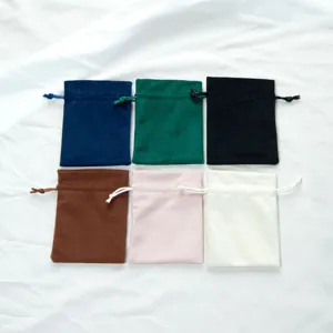 Set aus 6 bunten Samt Kordelzügen Schmuckbeuteln zur Aufbewahrung von kleinen Geschenken.