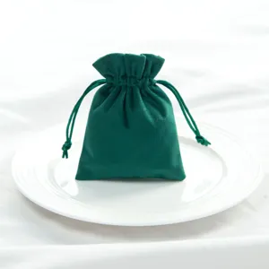 Grüner Samt Schmuckbeutel mit Kordelzug, ideal für Zubehör Aufbewahrung und Geschenkverpackung.