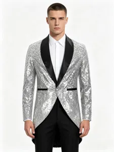 Détail de la veste de smoking élégante à sequins argentés avec revers noir pour scène.