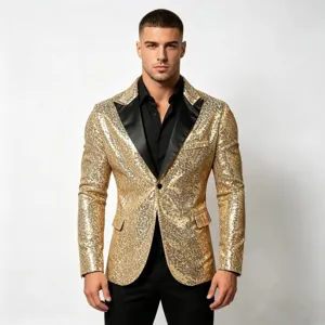 Dettaglio di giacca uomo paillettes oro con elegante risvolto nero per feste e scena.