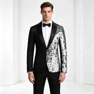 Vista detallada de la chaqueta de traje con lentejuelas para hombre con textura plateada.