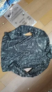 Camicia da uomo con maniche lunghe in paillettes vista dettaglio design revers trendy.