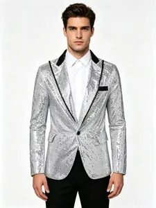 Primer plano detallado del blazer plateado con lentejuelas y solapas negras elegantes.