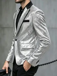 Vista detallada de blazer plateado con lentejuelas, tela brillante y elegante solapa negra.