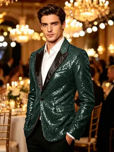 Vue détaillée du blazer pour homme à sequins vert foncé avec élégants revers noirs.