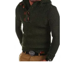 Detailansicht der dunkelgrünen Herren Strickjacke mit Kapuze, asymmetrische Knöpfe.