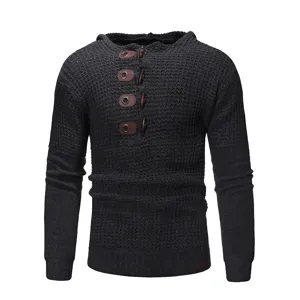 Nahaufnahme des stilvollen dunkelgrauen Herren-Kapuzen-Knitpullis mit vorderen Lederknopf-Laschen.