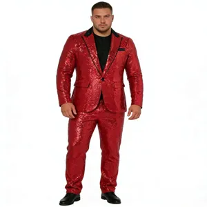 Dettaglio blazer con paillettes rosse, tessuto lucido e risvolto nero per feste e palcoscenico.