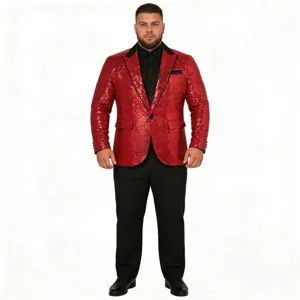 Vista dettagliata del blazer con paillettes rosse, giacca da smoking con risvolto nero.