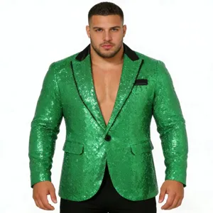 Dettaglio del blazer da uomo in paillettes verdi con paillettes lucide e risvolto.