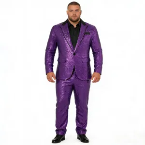 Dettaglio del luminoso abito da uomo in paillettes viola con eleganti risvolti neri.