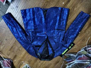 Vista dettagliata della giacca blazer da uomo con paillettes blu, capo luminoso disco party.