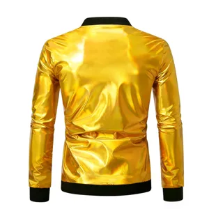 Achterdetail van de gouden metallic herenjas met opstaande kraag en zwarte boorden.