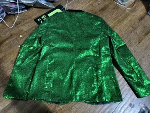 Vista dettagliata blazer paillettes verdi, texture tessuto giacca disco brillante.