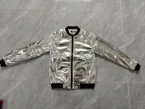 Zilveren metallics bomberjack voor heren met opstaande kraag en zwarte boorden.