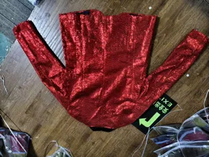 Giacca blazer con paillettes rosse lucide da uomo, perfetta per feste disco e spettacoli.