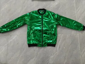 Heren metallic glanzende groene bomberjack met zwarte geribbelde kraag en ritssluiting.
