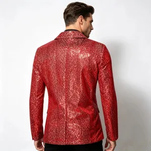 Vista dettagliata di un blazer rosso brillante ricoperto di paillettes scintillanti.