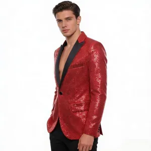 Primer plano del blazer de lentejuelas rojas con solapa de chal negra para el escenario.