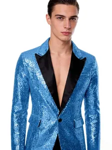 Primer plano de la chaqueta de lentejuelas azules para hombre con solapas elegantes.