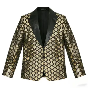 Detalle de chaqueta blazer de lentejuelas doradas para hombre con patron de rombos y solapa negra