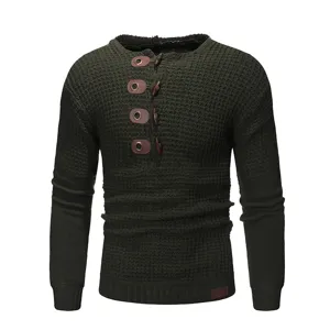 Herren dunkelgrüner Waffelstrick Langarm Pullover mit stilvoller Lederknopf Dekoration.