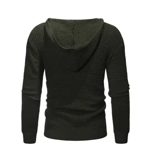 Herren dunkelgrüner Strick Hoodie Rückansicht Detail, langärmliger Freizeitpullover.