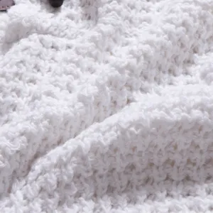Weißer Strickpullover Stoff Detail Textur Nahaufnahme, weiches und gemütliches gewebtes Material.
