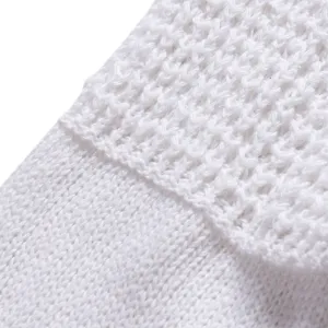 Nahaufnahme der Textur von weißem Strickstoff Pullover, hochwertiges weiches Material für Männer.