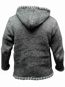 Pull à capuche en tricot gris décontracté pour homme avec coutures blanches contrastées.