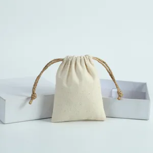 Detailaufnahme des Baumwoll-Leinen Kordelzugsacks mit feiner Textur und natürlicher Hanfkordel.