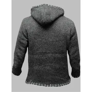 Pull à capuche tricoté gris foncé pour homme, détails contrastés, pull manches longues chic.