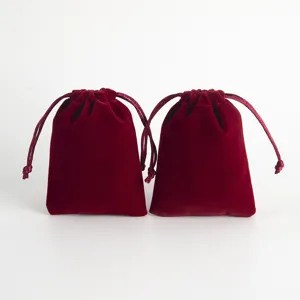 Samt Schmuckbeutel Detailansicht, zeigt weiche Textur und Kordelzug Design für kleine Geschenke.