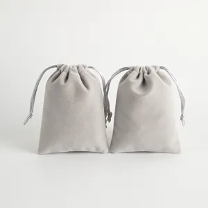 Graue Samt Kordelzugbeutel für Schmuckaufbewahrung und Geschenkverpackung, weiches Design.