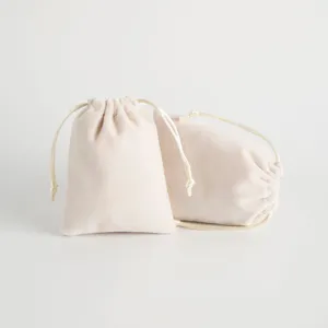 Weiche, beige Samt-Kordelzugtaschen, ideal zur Aufbewahrung von Schmuck und Geschenken.