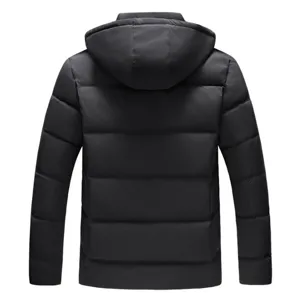 Detailansicht der schwarzen Kapuzen-Winterjacke von hinten, gestepptes Design wärmend.